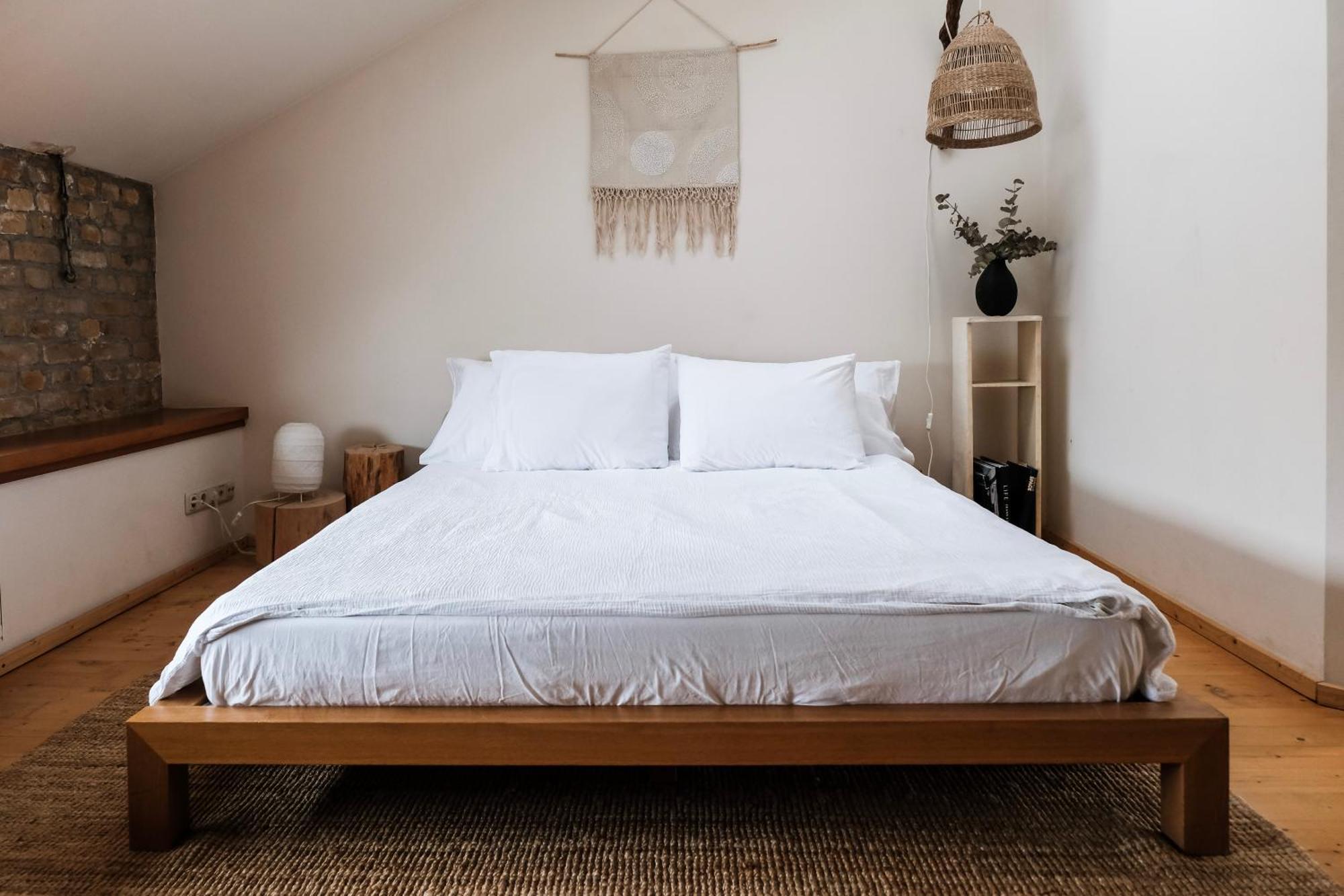White Loft In Center With 2 King Size Beds
