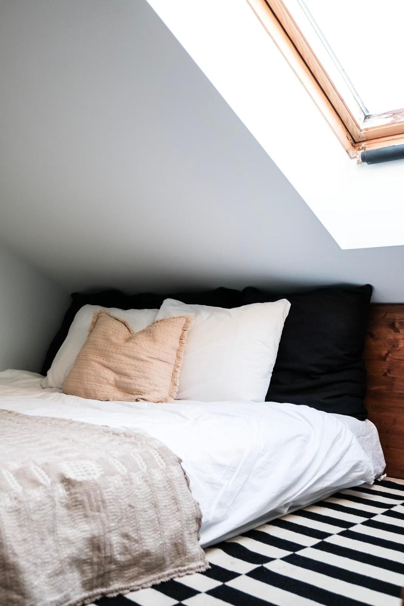 White Loft In Center With 2 King Size Beds *