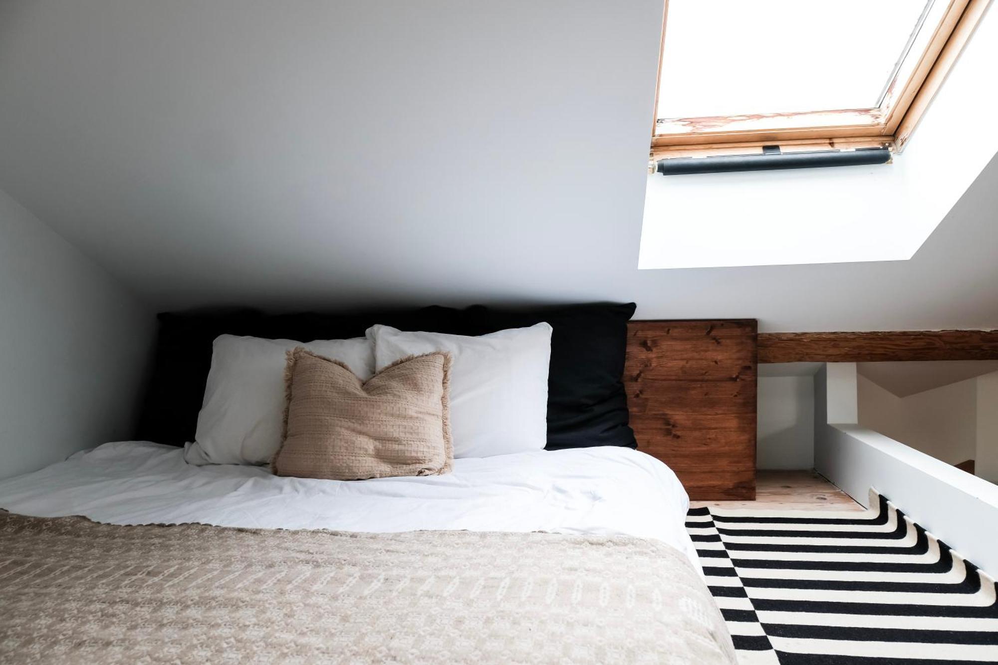 White Loft In Center With 2 King Size Beds *